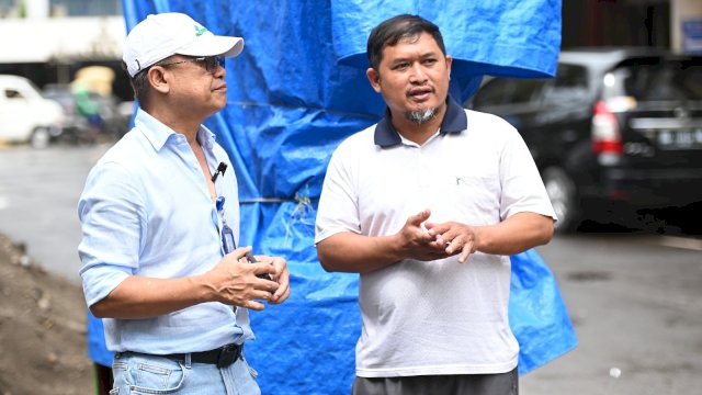 Dirut PDAM Makassar Beni Iskandar saat Bersama pelanggan di Jalan Bau Maseppe.