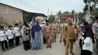 Resmikan Gapura Desa, Bupati Basmin Mattayang dan Ketua TP PKK Luwu Terharu