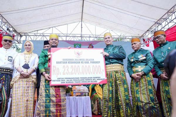 HUT ke-63 Pangkep, Gubernur Andi Sudirman Serahkan Bantuan Keuangan Rp23 M