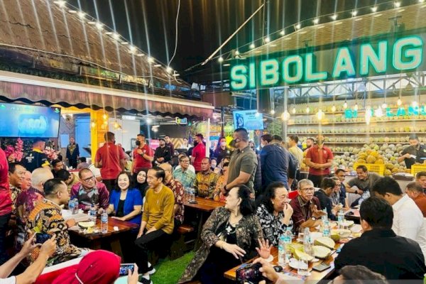 Jokowi Makan Durian Bareng Pemred Media di Sumut