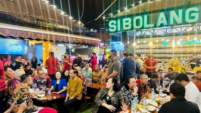 Jokowi Makan Durian Bareng Pemred Media di Sumut