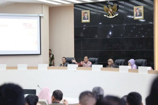 Danny Pomanto Arahkan Camat-Lurah Kreatif dalam Operasi Pasar Murah Kontainer