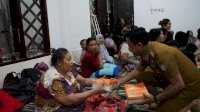 Camat Tallo Kunjungi-Beri Bantuan Warga di Pengungsian