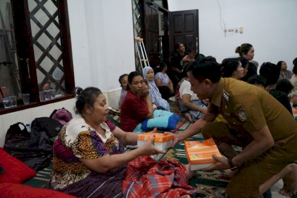 Camat Tallo Kunjungi-Beri Bantuan Warga di Pengungsian