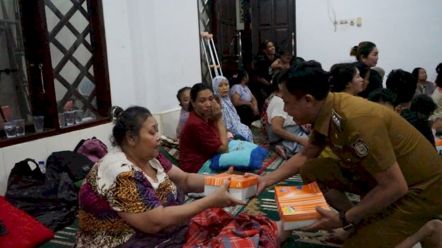 Camat Tallo Kunjungi Warga di Pengungsian.