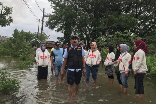 Ketua DPRD Rudianto Lallo Keliling-Bagi Sembako ke Warga Terdampak Banjir di Makassar