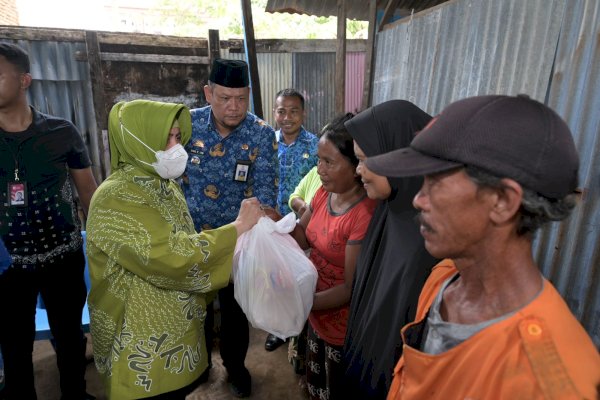 TP PKK Kota Makassar Salurkan 200 Paket Sembako untuk Pengungsi Banjir Makassar