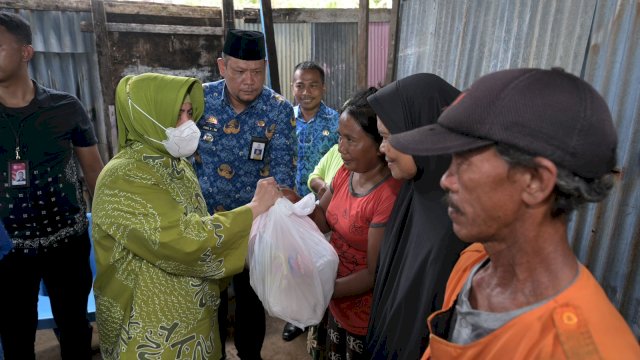 TP PKK Kota Makassar Salurkan 200 Paket Sembako untuk Pengungsi Banjir Makassar