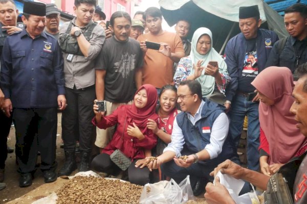 Kunjungi Pedagang di Pasar Natar Lampung Selatan, Anies Belanja Cabai hingga Singkong