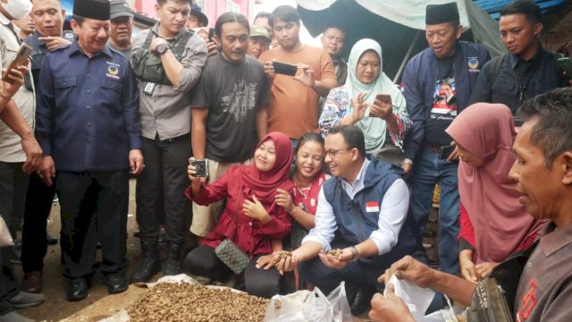 Kunjungi Pedagang di Pasar Natar Lampung Selatan, Anies Belanja Cabai hingga Singkong