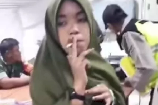 Santai Merokok saat Ditangkap Petugas, Perempuan Diduga Copet di Masjid Al Jabbar Viral di Medsos