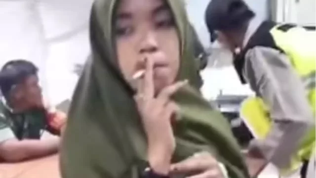 Santai Merokok saat Ditangkap Petugas, Perempuan Diduga Copet di Masjid Al Jabbar Viral di Medsos