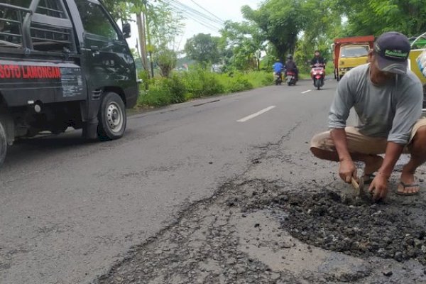 Tak Ingin Sang Anak Celaka, Tukang Becak Tambal Jalan Berlubang &#8211; Bermodal Palu dan Aspal Bekas