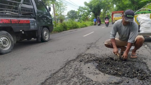 Tak Ingin Sang Anak Celaka, Tukang Becak Tambal Jalan Berlubang &#8211; Bermodal Palu dan Aspal Bekas