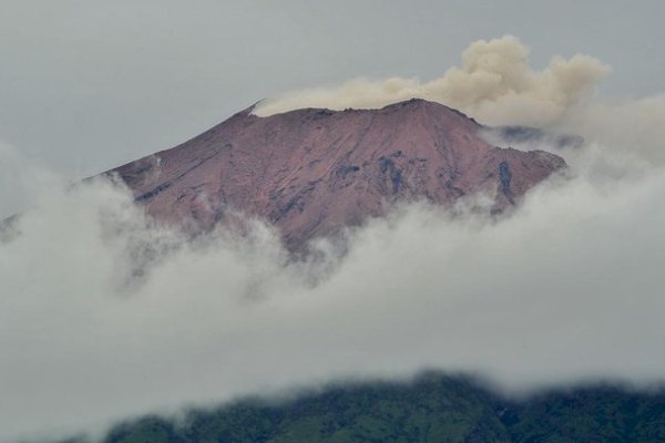 Gunung Kerinci Erupsi, Semburkan Abu Vulkanik Setinggi 200 Meter