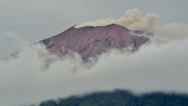 Gunung Kerinci Erupsi, Semburkan Abu Vulkanik Setinggi 200 Meter