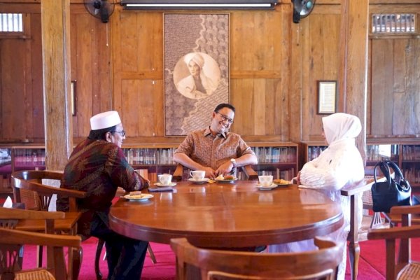 Momen Habib Mohsen dan Umi Ayu Minum Teh Bersama Anies Baswedan