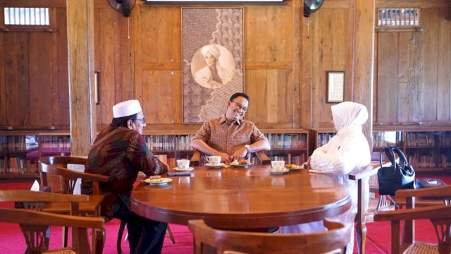 Momen Habib Mohsen dan Umi Ayu Minum Teh Bersama Anies Baswedan