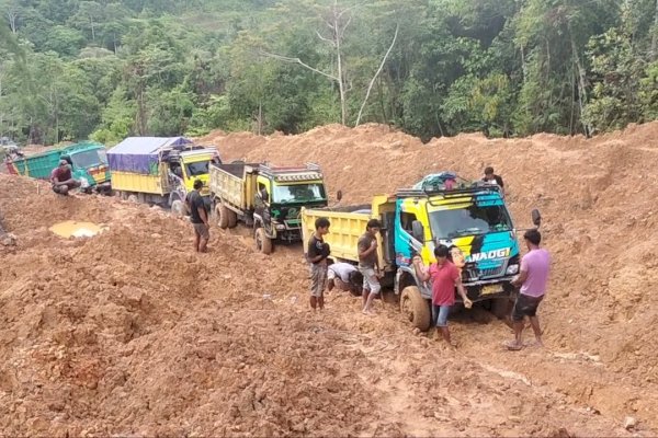Tak Bisa Dilewati, Ratusan Truk Terjebak di Jalan Trans-Papua Jayapura-Wamena
