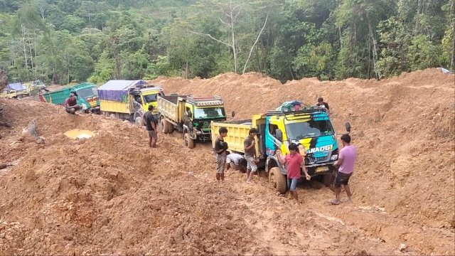 Tak Bisa Dilewati, Ratusan Truk Terjebak di Jalan Trans-Papua Jayapura-Wamena