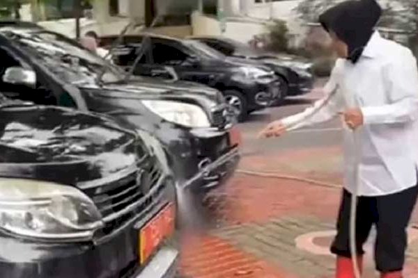 Viral Mensos Risma Cuci Mobil Pelat Merah, Tapi Pajaknya Kok Mati??