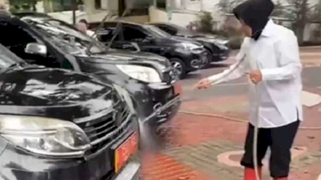 Viral Mensos Risma Cuci Mobil Pelat Merah, Tapi Pajaknya Kok Mati??