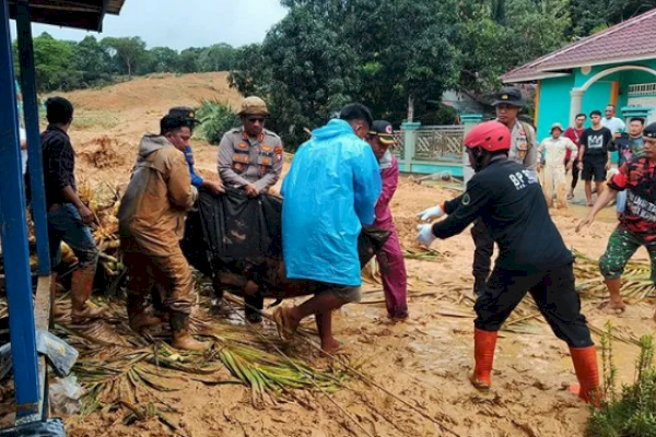 Puluhan Orang Masih Hilang di Longsor Natuna, Polri Turunkan Anjing Pelacak