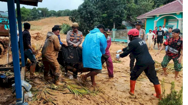 Puluhan Orang Masih Hilang di Longsor Natuna, Polri Turunkan Anjing Pelacak