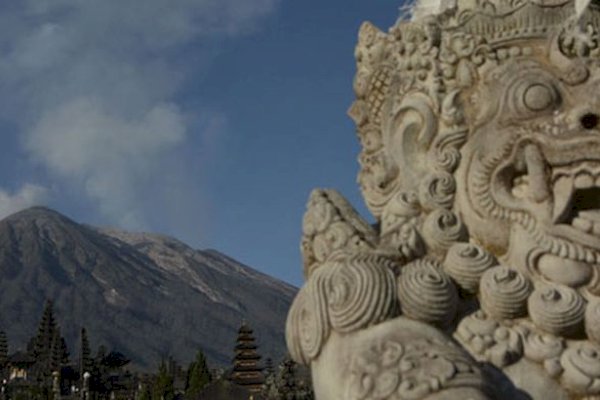 Bule Kembali Berulah di Bali, Foto Setengah Telanjang di Puncak Gunung Agung