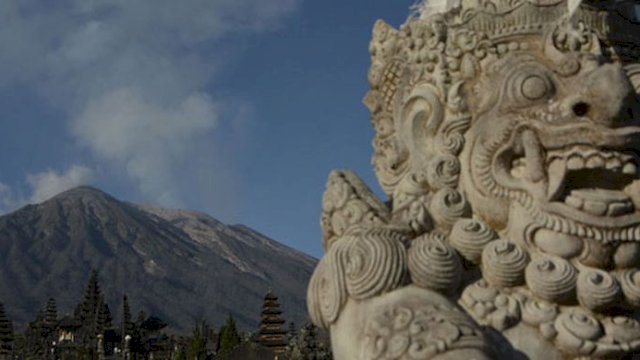 Bule Kembali Berulah Di Bali Foto Setengah Telanjang Di Puncak Gunung