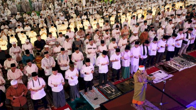 Danny-Fatma Salat Subuh Berjamaah Bersama Ribuan Masyarakat di Pekan Kedua Ramadan 1444 Hijriah
