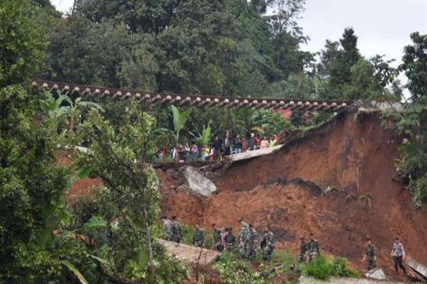Jalur Rel Kereta Api Bogor-Sukabumi Longsor: 2 Orang Tewas, 4 Tertimbun