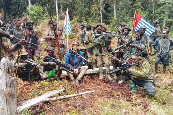 Beredar Fota dan Video Pilot Susi Air Kapten Philip Bersama KKB Pimpinan Egianus Kogoya, Polisi: Kemungkinan untuk Mengelabui