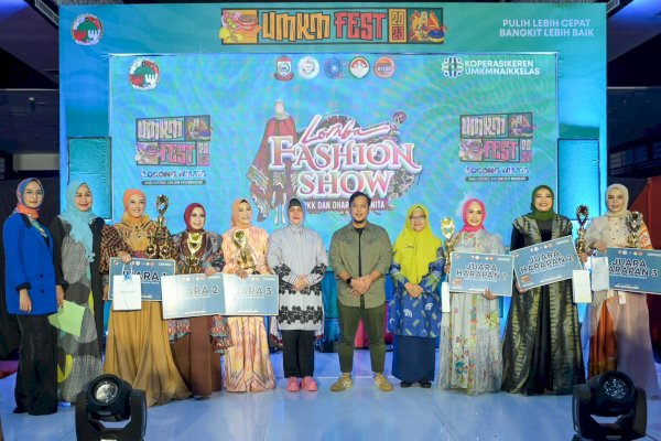 Ketua TP PKK Kota Makassar Serahkan Penghargaan Pemenang Fashion Show Festival UMKM Lorong Wisata