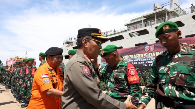 Wali Kota Danny Pomanto-Panglima TNI Laksamana Yudo Margono Lepas Satgas Pamtas Papua di Makassar