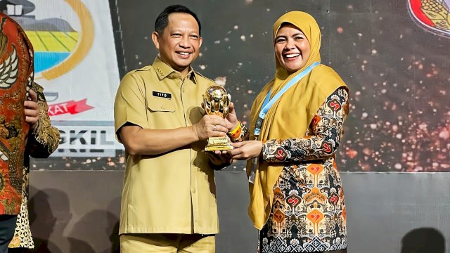 Mendagri Serahkan Langsung UHC Award Untuk Kabupaten Maros Kepada Wabup Suhartina Bohari.