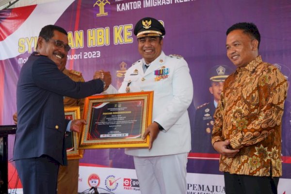 Pada Acara Peringatan Hari Bakti Imigrasi ke-73, Bupati Maros Terima Penghargaan
