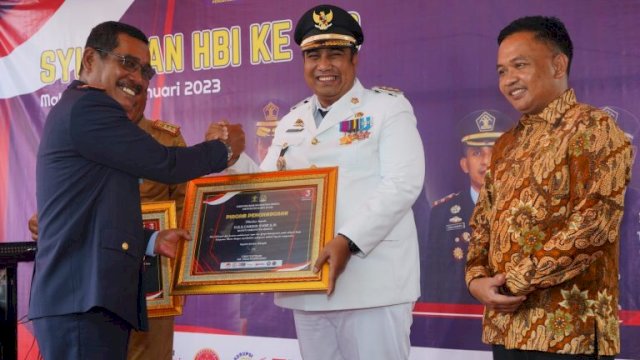 Pada Acara Peringatan Hari Bakti Imigrasi ke-73, Bupati Maros Terima Penghargaan