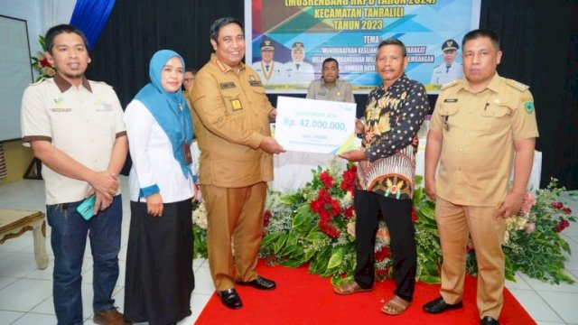 Musrenbang di Kecamatan Tanralili, BPJS Ketenagakerjaan Serahkan Santunan Jaminan Kematian ke Pekerja Keagamaan