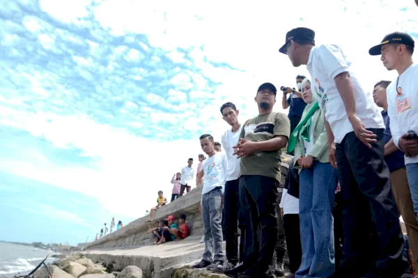 Gubernur Andi Sudirman Resmikan dan Tinjau Pemanfaatan Tanggul Pengaman Abrasi di Desa Pa’lalakkang