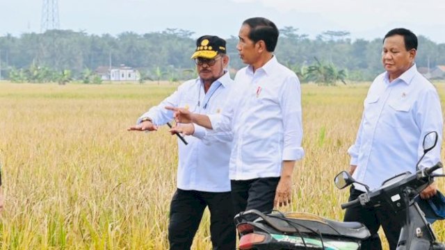 Menteri Pertanian Syahrul Yasin Limpo Dampingi Presiden Joko Widodo Memulai Panen Raya di Kabupaten Kebumen.