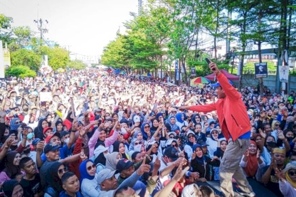 Disaksikan Puluhan Ribu Warga, Tomas Panakkukang Komitmen Dukung Rudianto Lallo di Pilwali 2024