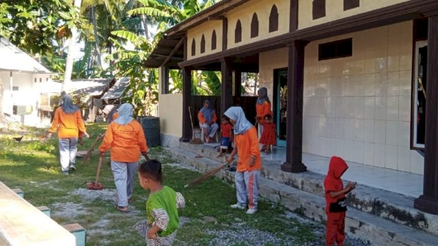 Masyarakat di Pangkep Gotong Royong Cegah Penyakit Zoonosis dengan Cara Kebersihan Lingkungan