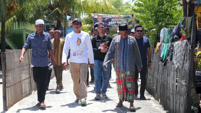 Ketua DPRD Makassar, Rudianto Lallo Bersama Tokoh Masyarakat Pulau Langkai.