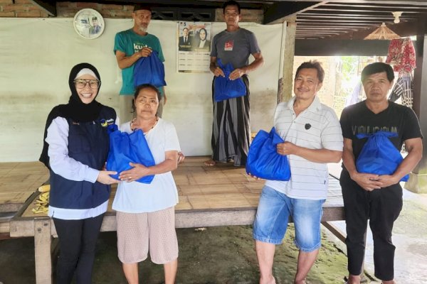 Bacaleg NasDem Pinrang Irma Trisnawati Jemput Ramadhan dengan Bagi-bagi Sembako ke Warga dan Bikin Lomba Karaoke