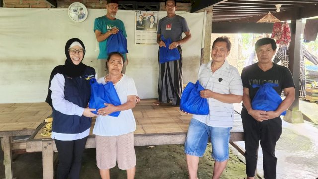 Bacaleg NasDem Pinrang Irma Trisnawati Jemput Ramadhan dengan Bagi-bagi Sembako ke Warga dan Bikin Lomba Karaoke