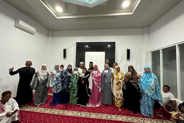 Shalat Tarwih di Masjid Rumah Aspirasi Rusdi Masse Berhadiah Dooprize