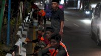 Malam-malam, Camat Haruni Turun Awasi Pembenahan Casting Median Tengah Jalan