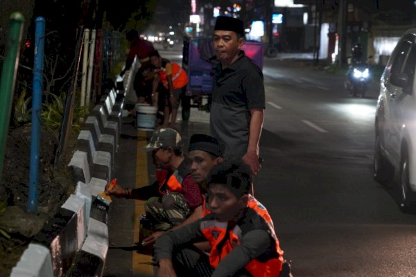 Malam-malam, Camat Haruni Turun Awasi Pembenahan Casting Median Tengah Jalan