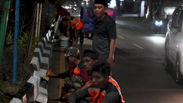 Malam-malam, Camat Haruni Turun Awasi Pembenahan Casting Median Tengah Jalan